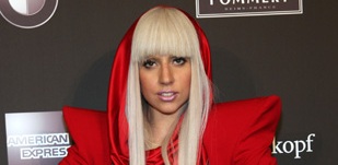 Lady Gaga na předváděcím molu i v reproduktorech